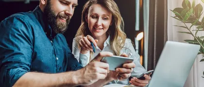 Mann und Frau blicken gemeinsam auf ein Smartphone