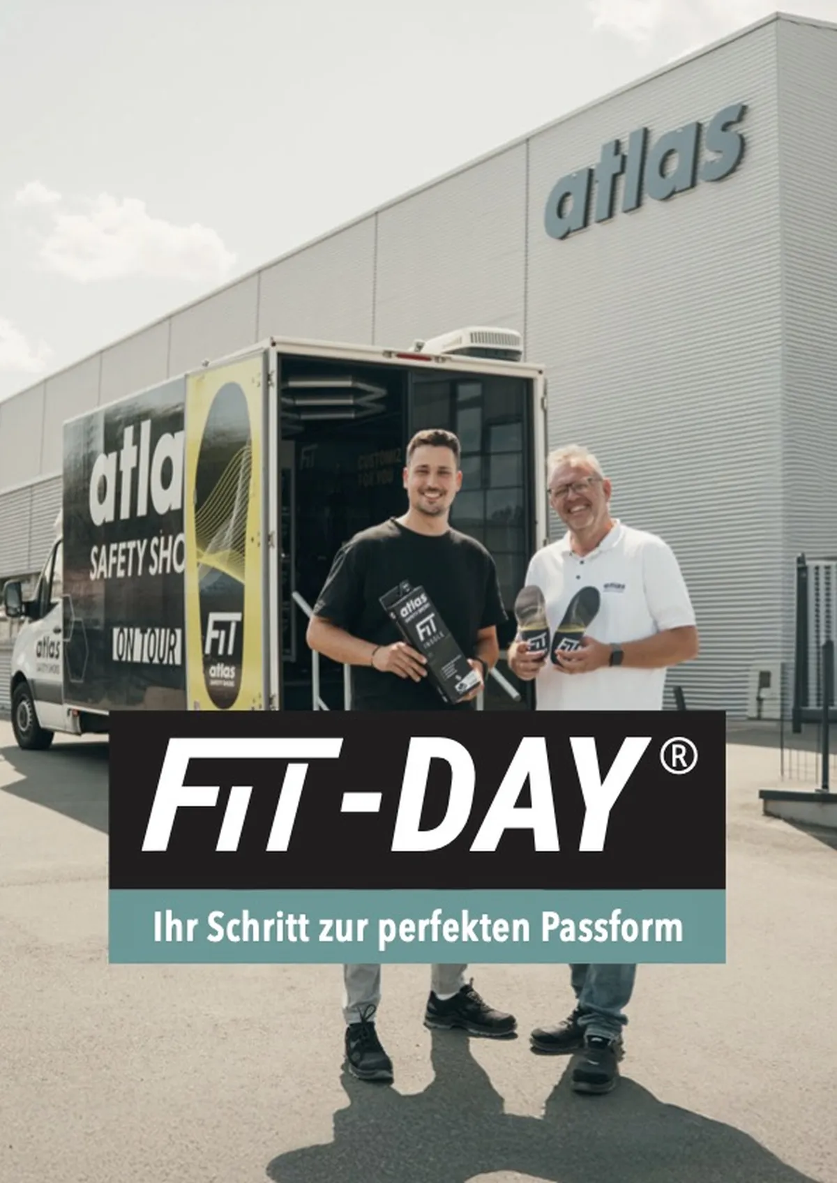 Zwei Männer mit Schuhen vor Atlas-Tourbus, Schriftzug FIT-DAY