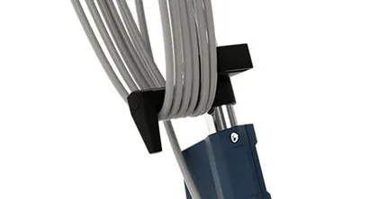 Kabelhalterung mit aufgewickeltem Kabel an der Deichsel