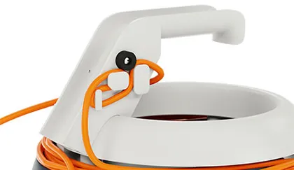 Kabelzugentlastung mit orangefarbenem Kabel am Gerätekopf