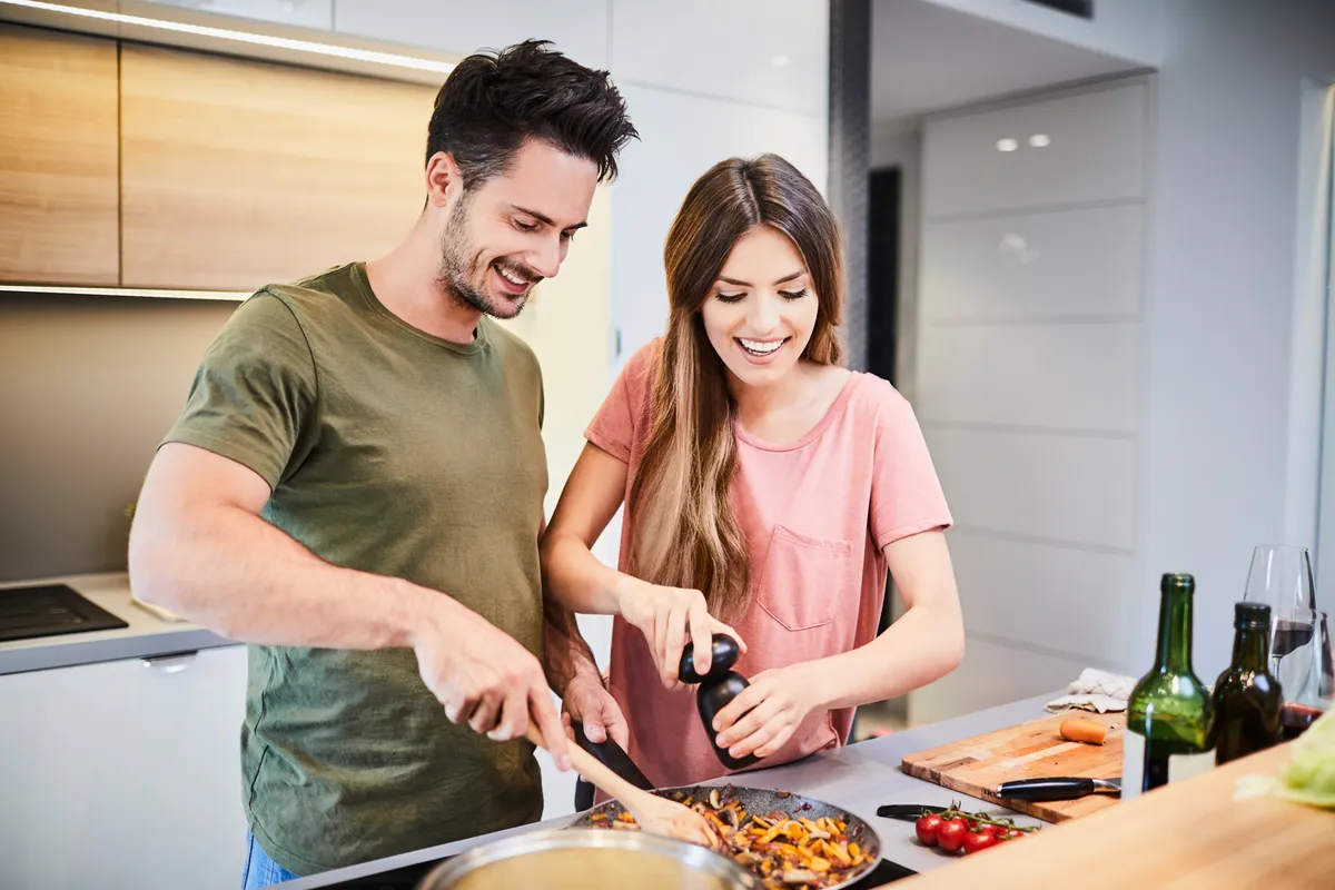 Pärchen kochen