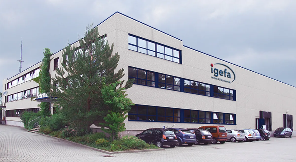 igefa-Zentrale Blumberg, Bürogebäude mit Logo und Parkplatz