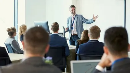 Referent spricht vor Zuhörern in einem Schulungsraum