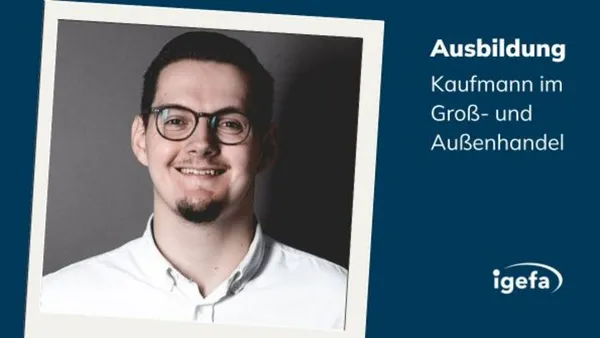 Porträt eines Auszubildenden, Schriftzug Ausbildung Kaufmann im Groß- und Außenhandel