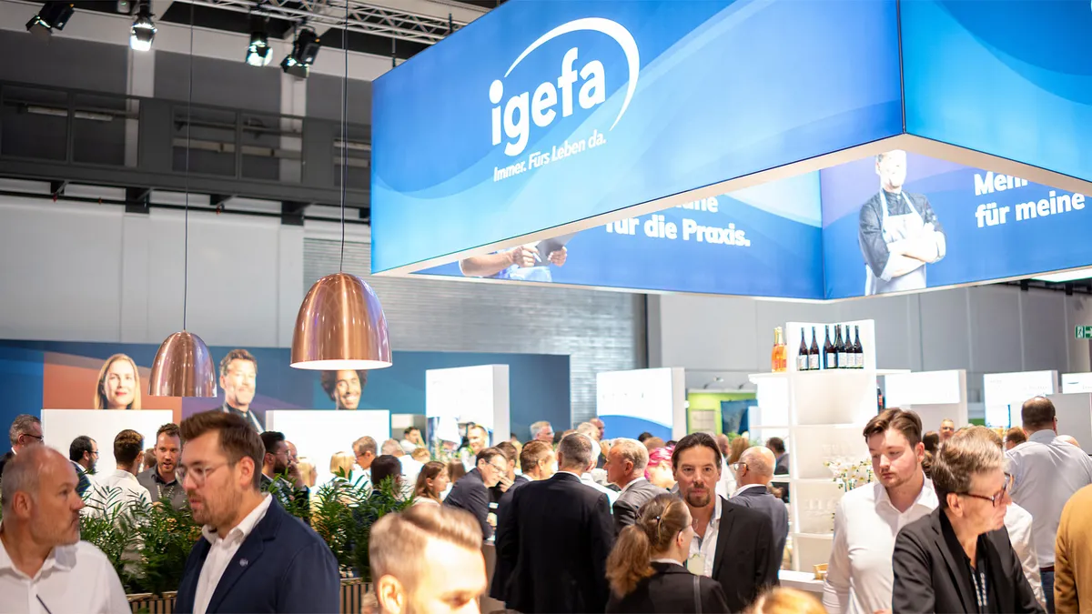 Messestand mit blauem igefa-Schriftzug und vielen Besuchern