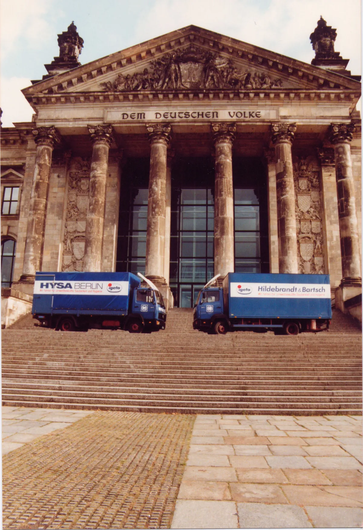 Gelungene Vereinigung: Transporter unserer «igefa»-Betriebe «Hysa» (Ost) und «Hildebrandt & Bartsch» (West) vor dem Berliner Reichstag