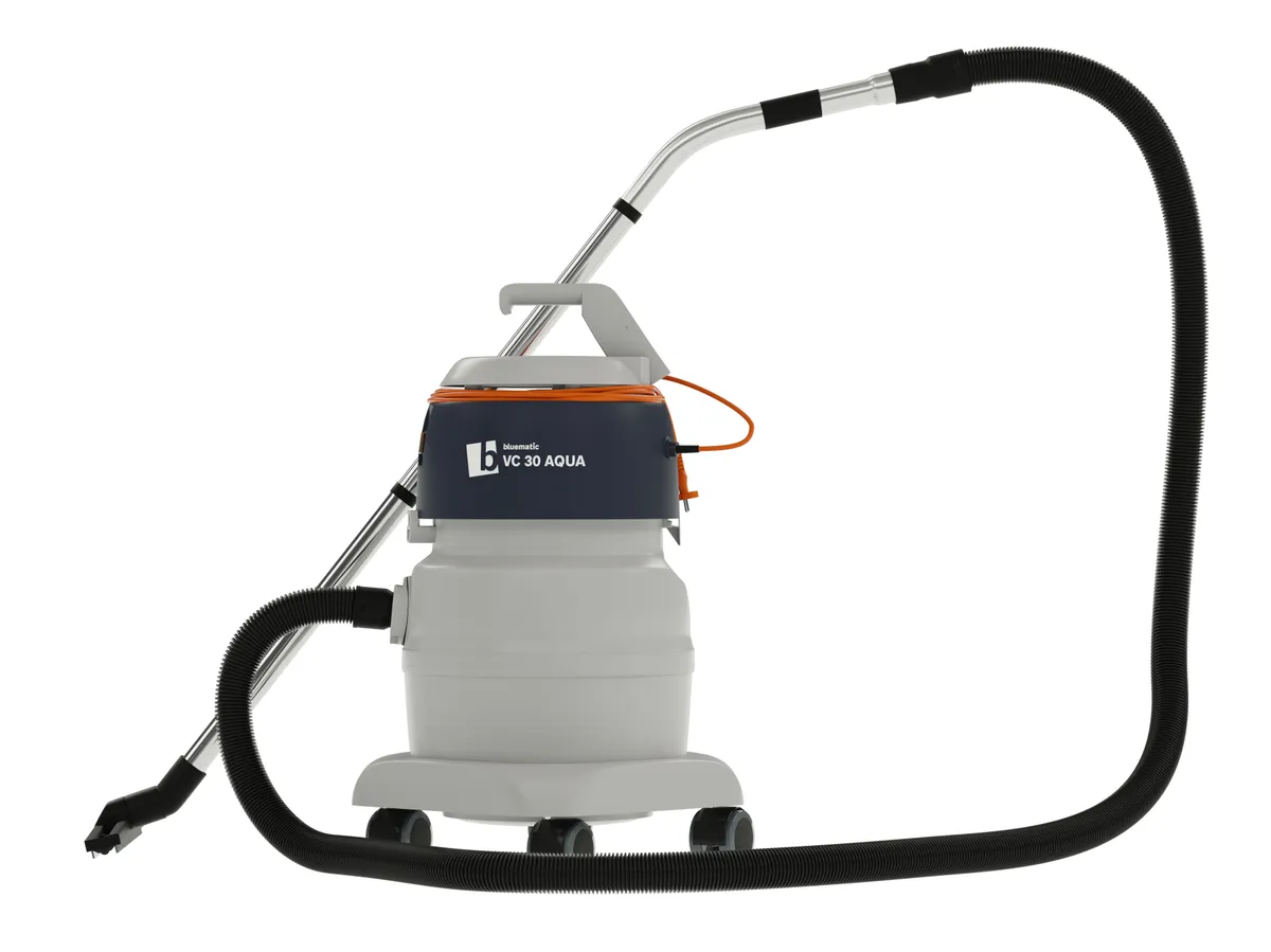 Nasssauger bluematic VC 30 AQUA von links mit aufgerolltem Saugschlauch