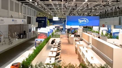 Messehalle mit Ständen, Schriftzug igefa auf blauer Leinwand