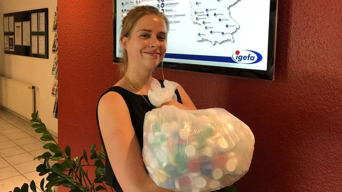 Frau hält einen Sack voller Plastikdeckel