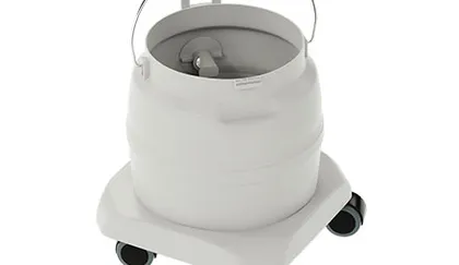 Geöffneter Wasserbehälter mit Bügelgriff auf dem Fahrgestell