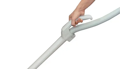 Hand am Handsaugrohr des bluematic VC 36 BECO